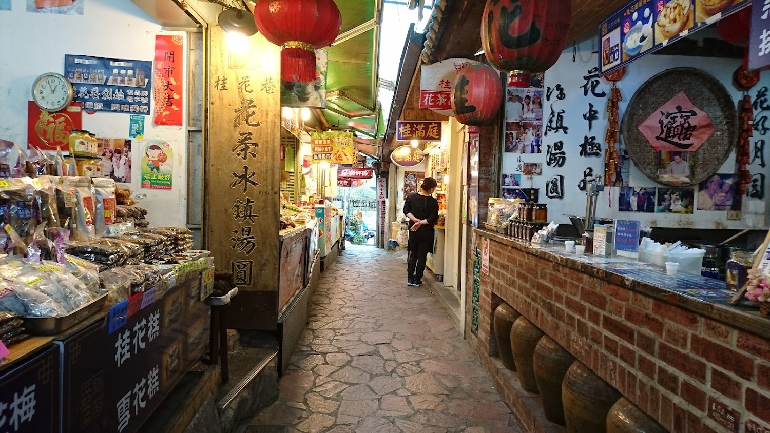 桂花巷狹窄老街與小吃店