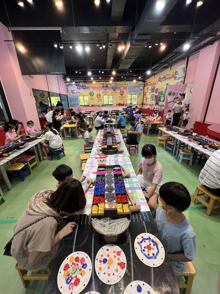 親子手作教室有許多孩子和大人進行手工藝活動