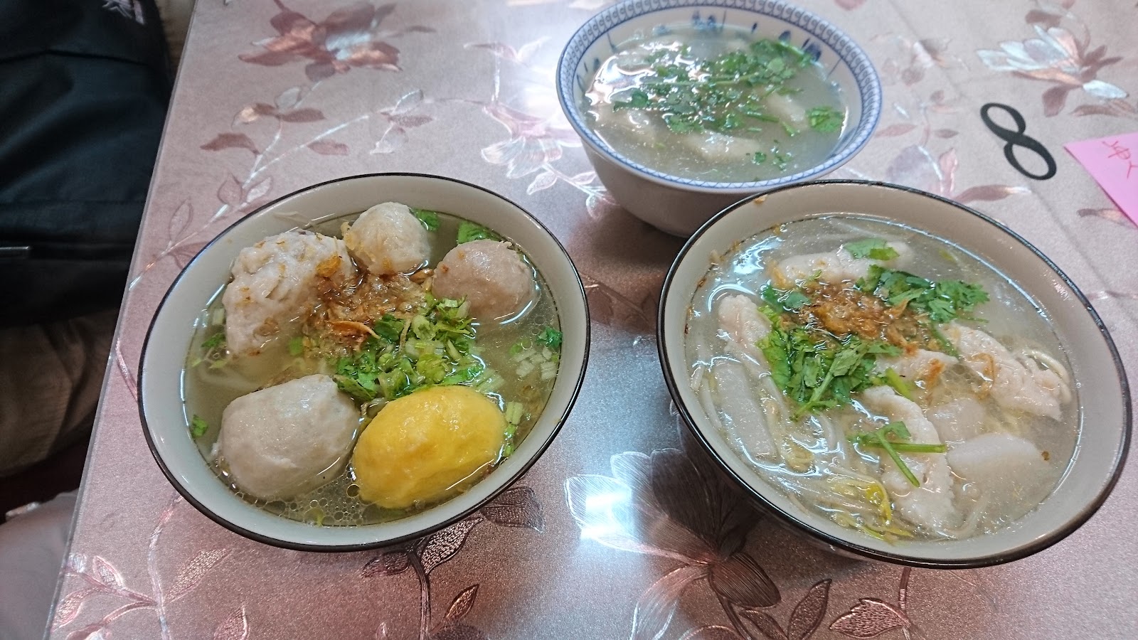 九份魚丸湯，兩碗清澈鮮湯盛著白嫩魚丸