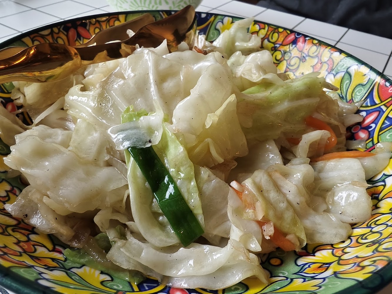 Luna庭苑炒高麗菜放在彩色瓷盤中