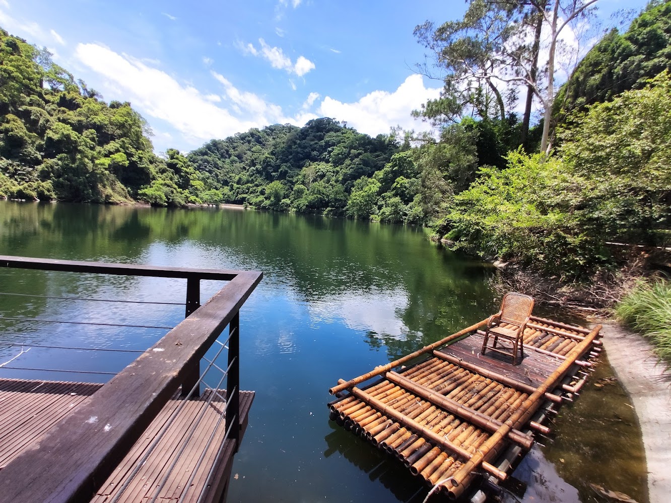 後慈湖旅遊景點區湖岸平台與竹筏景觀