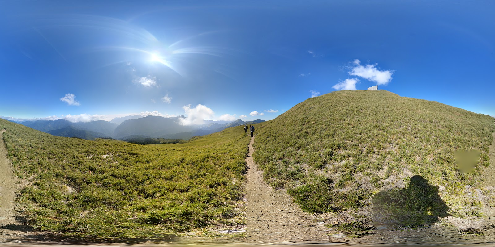 合歡山主峰步道360度全景，泥土小徑兩側玉山圓柏灌叢，登山客走向山頂