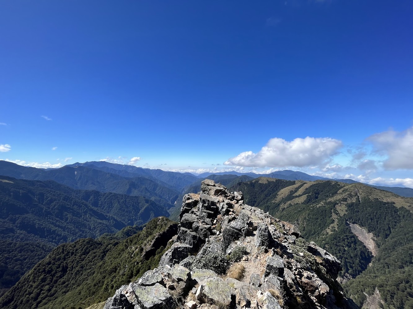岩石山頂與層層山脈