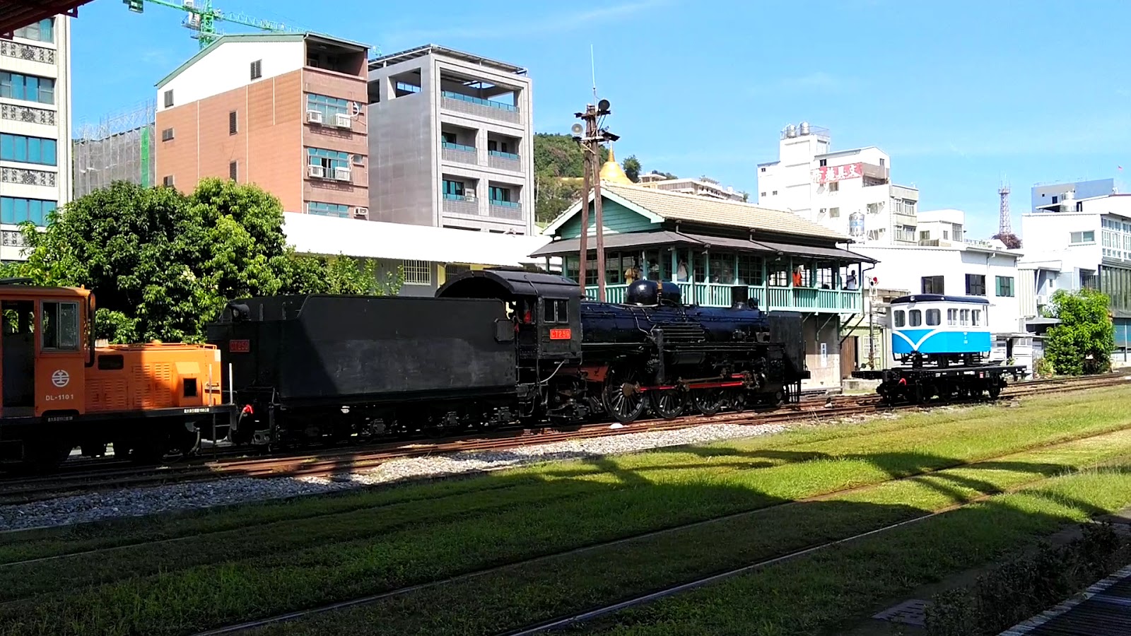 高雄哈瑪星鐵道文化園區多輛老火車頭並排展示全景