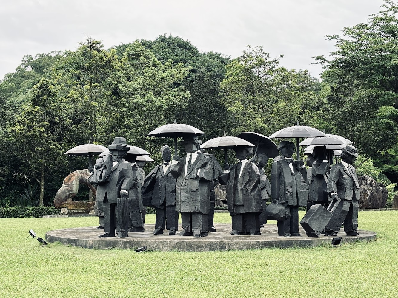 朱銘美術館戶外傘兵雕塑