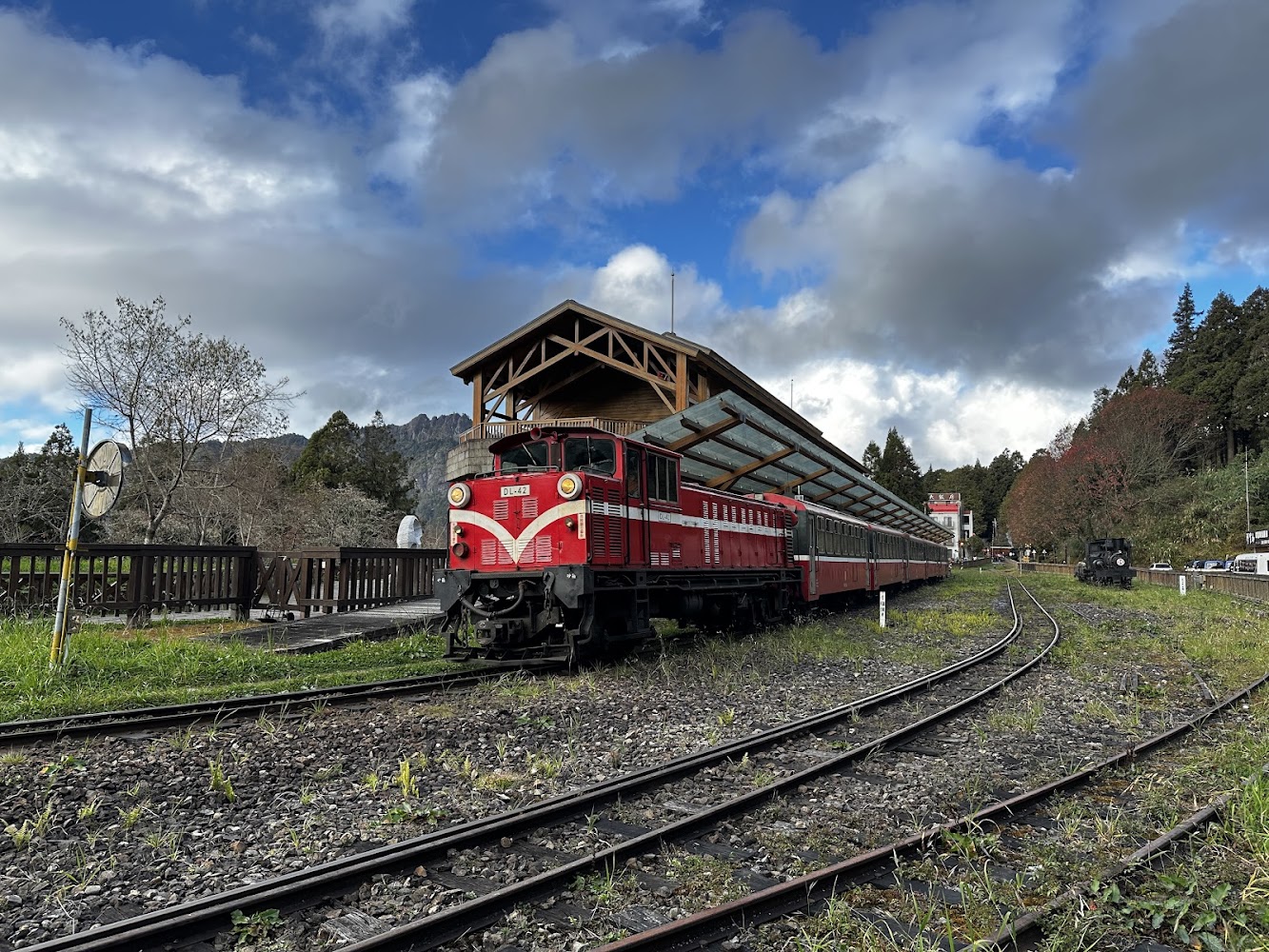 阿里山林業鐵路紅色列車停靠在月台