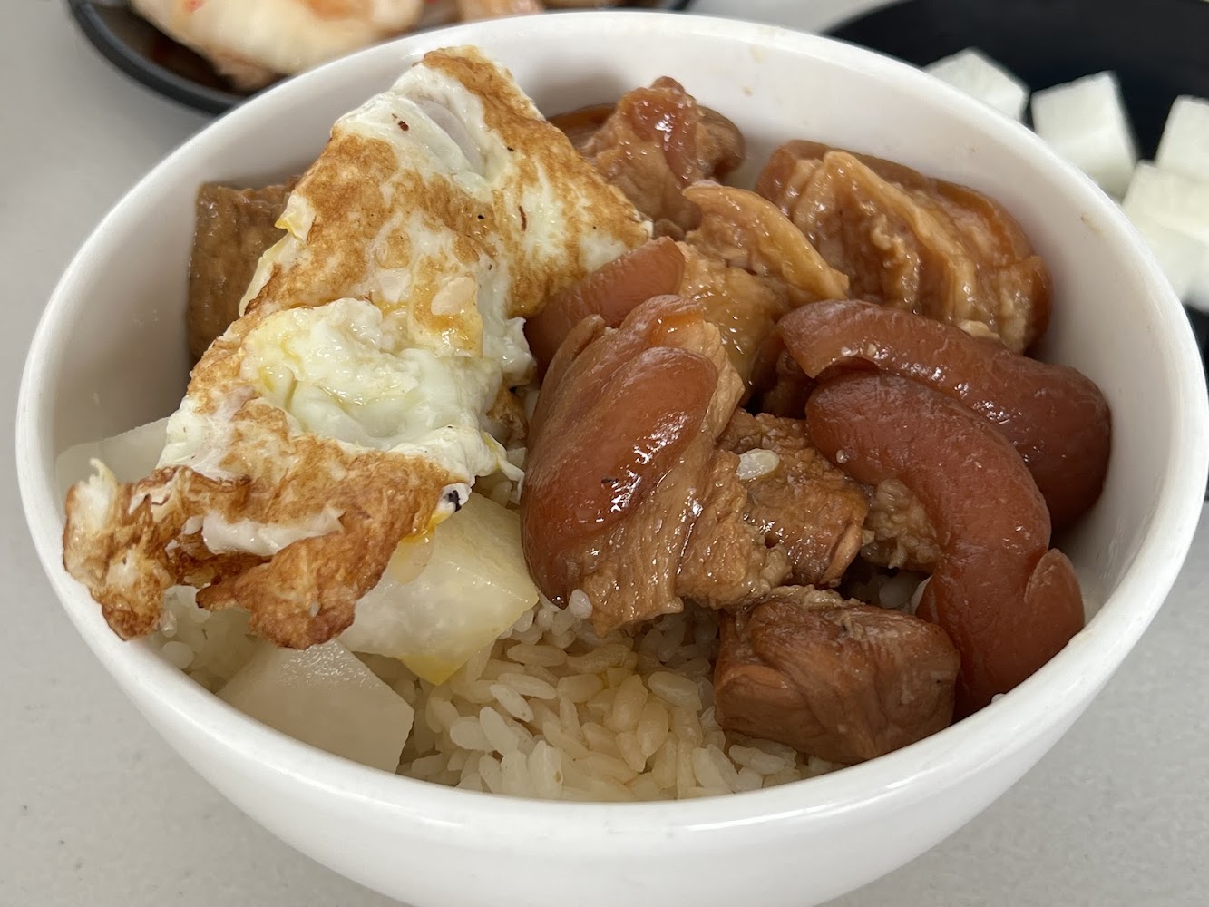 花開富粿的滷肉飯與煎蛋配料,風格家常