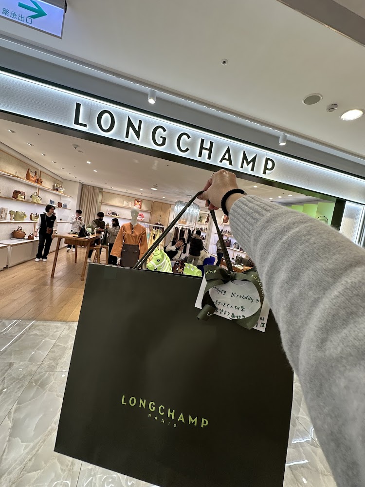 Longchamp 台中新光三越中港店門口與顧客手持購物袋