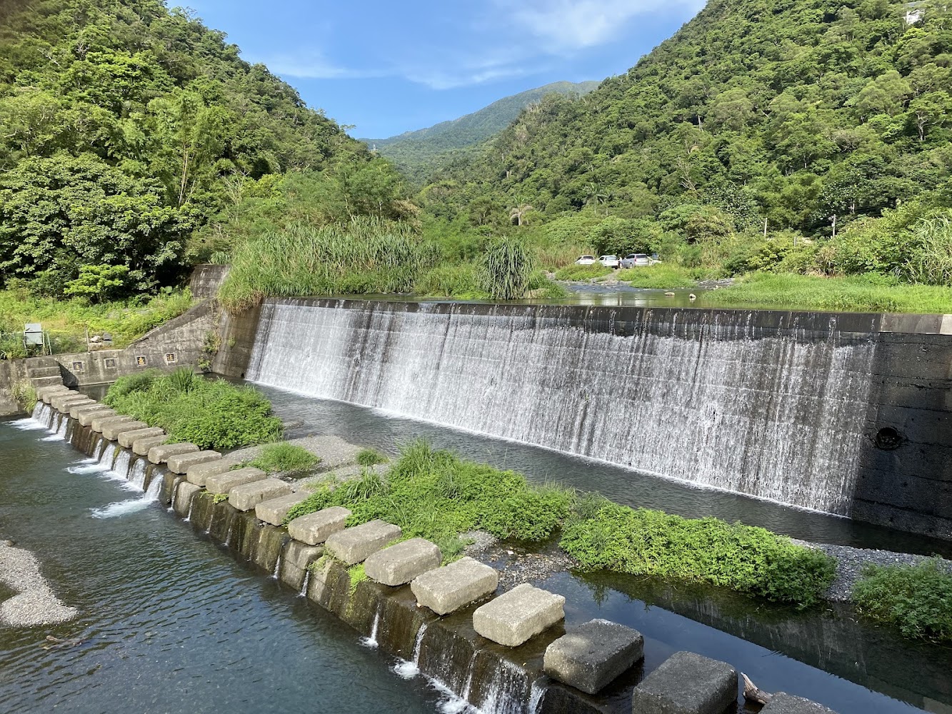 三角崙山山谷中的攔砂壩景觀