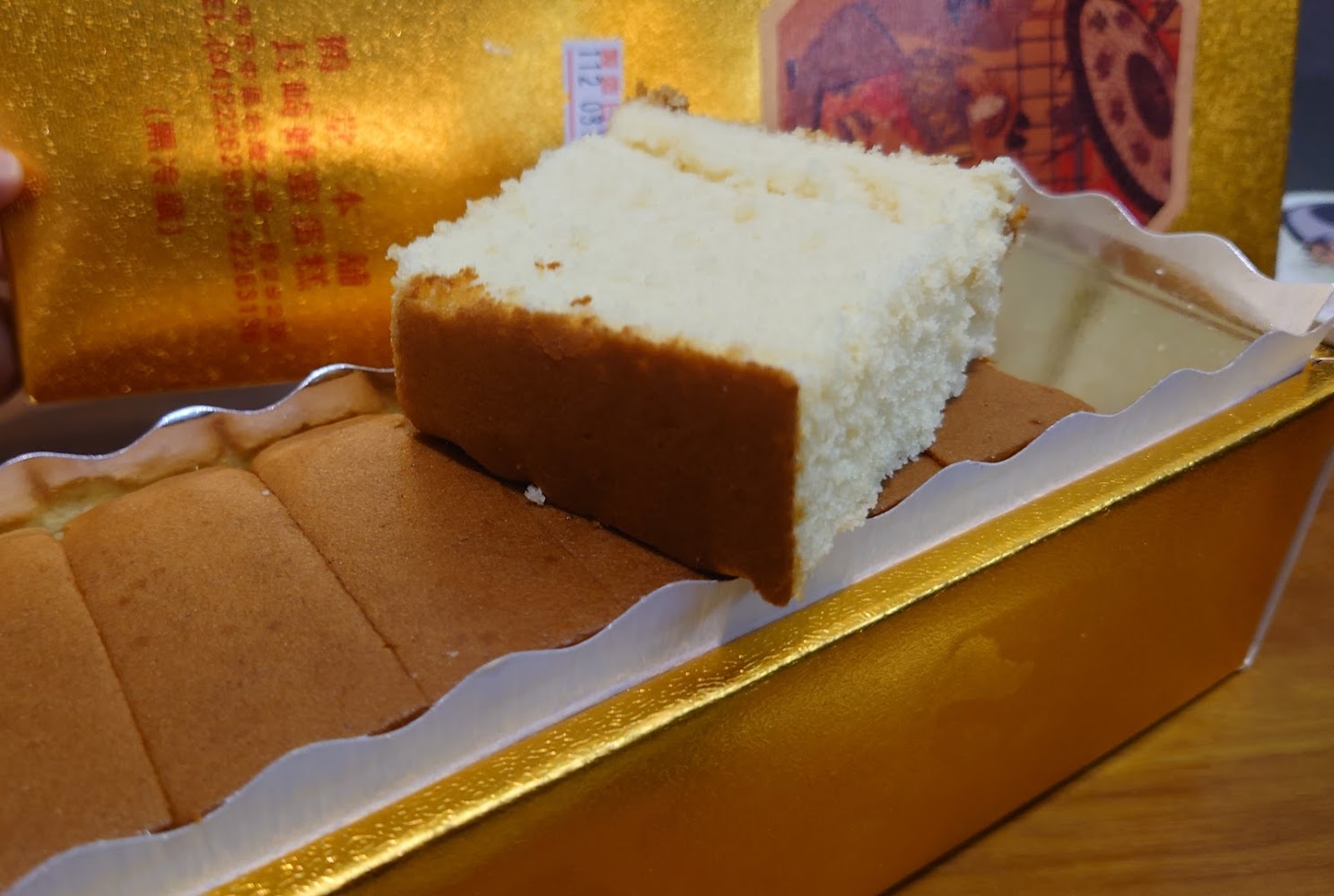 金黃色外盒中的海綿蛋糕切片