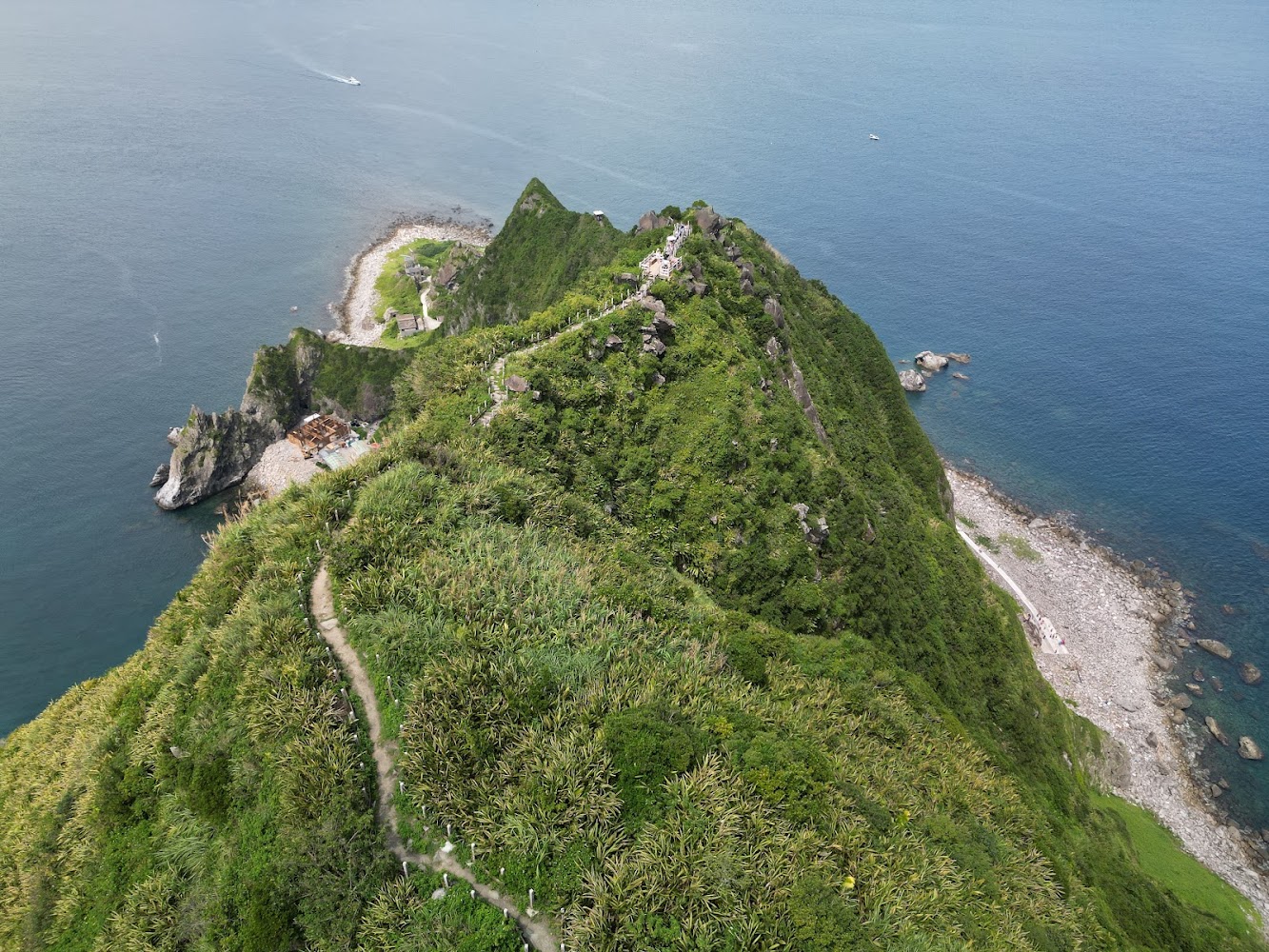 山脊步道延伸於基隆嶼海岸