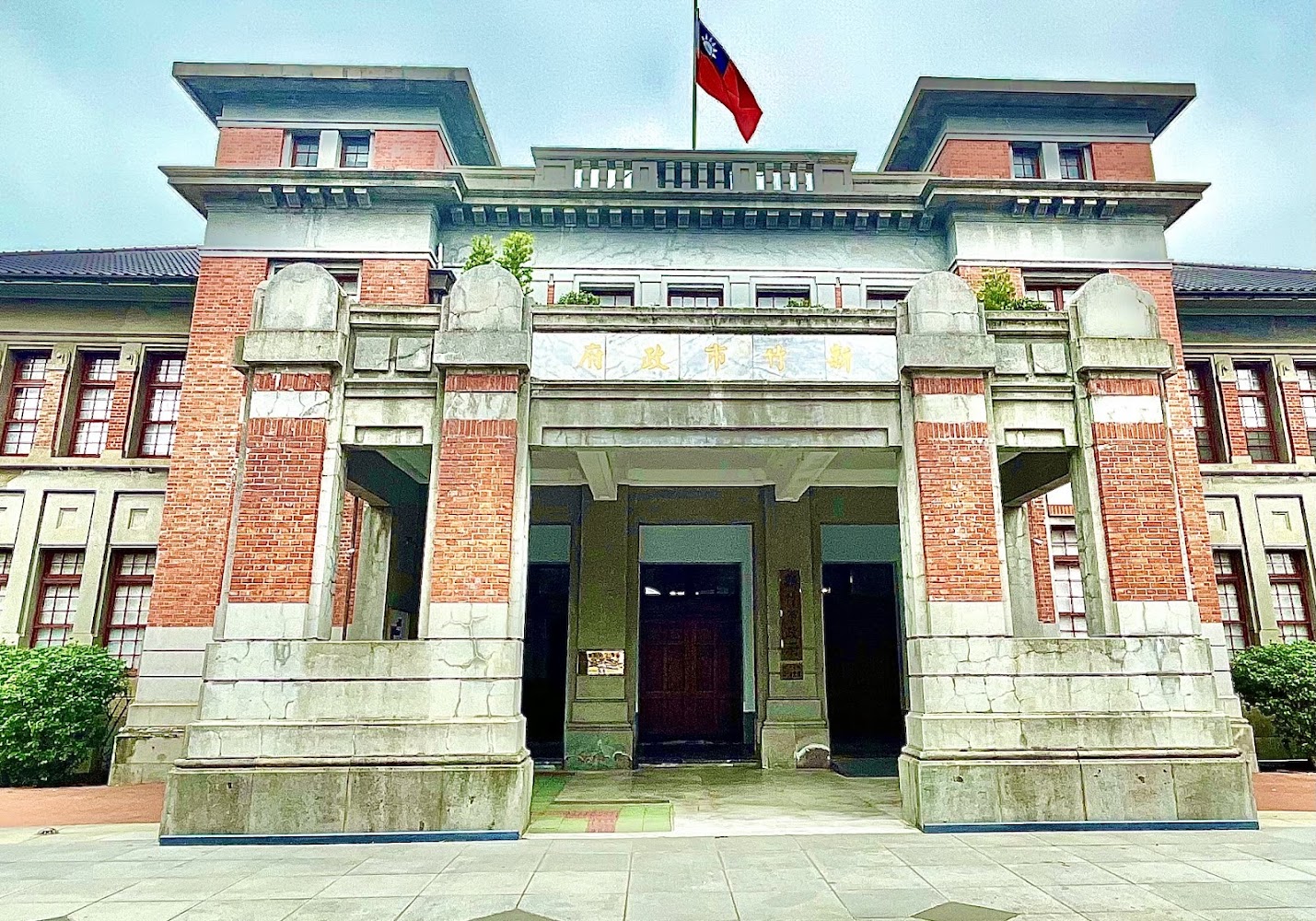 新竹市政府白色圓柱細節