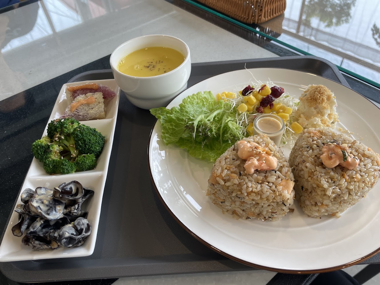 精緻餐點包含炒飯飯糰沙拉玉米馬鈴薯泥南瓜濃湯等