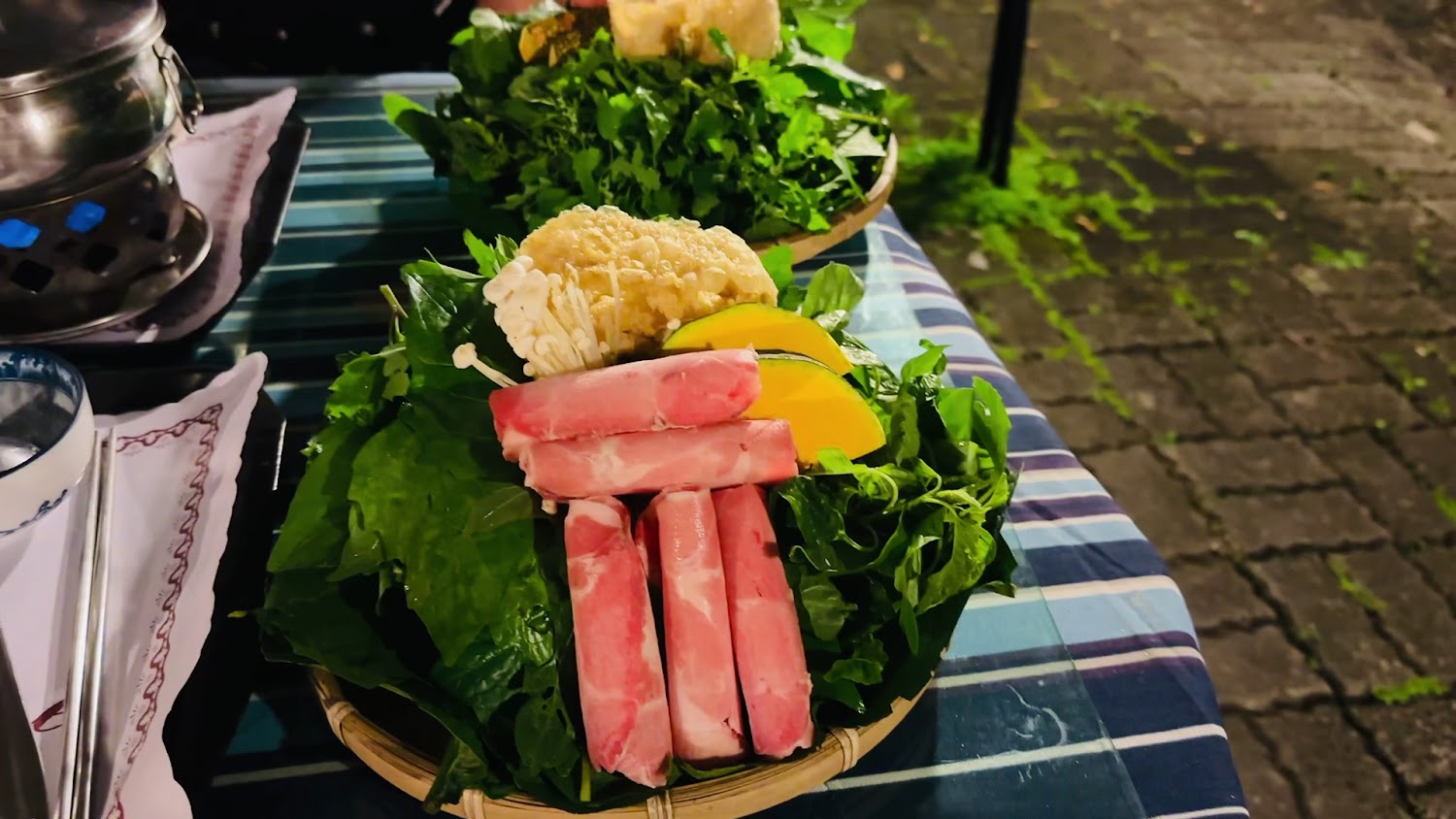 竹籃盛裝的火鍋配料