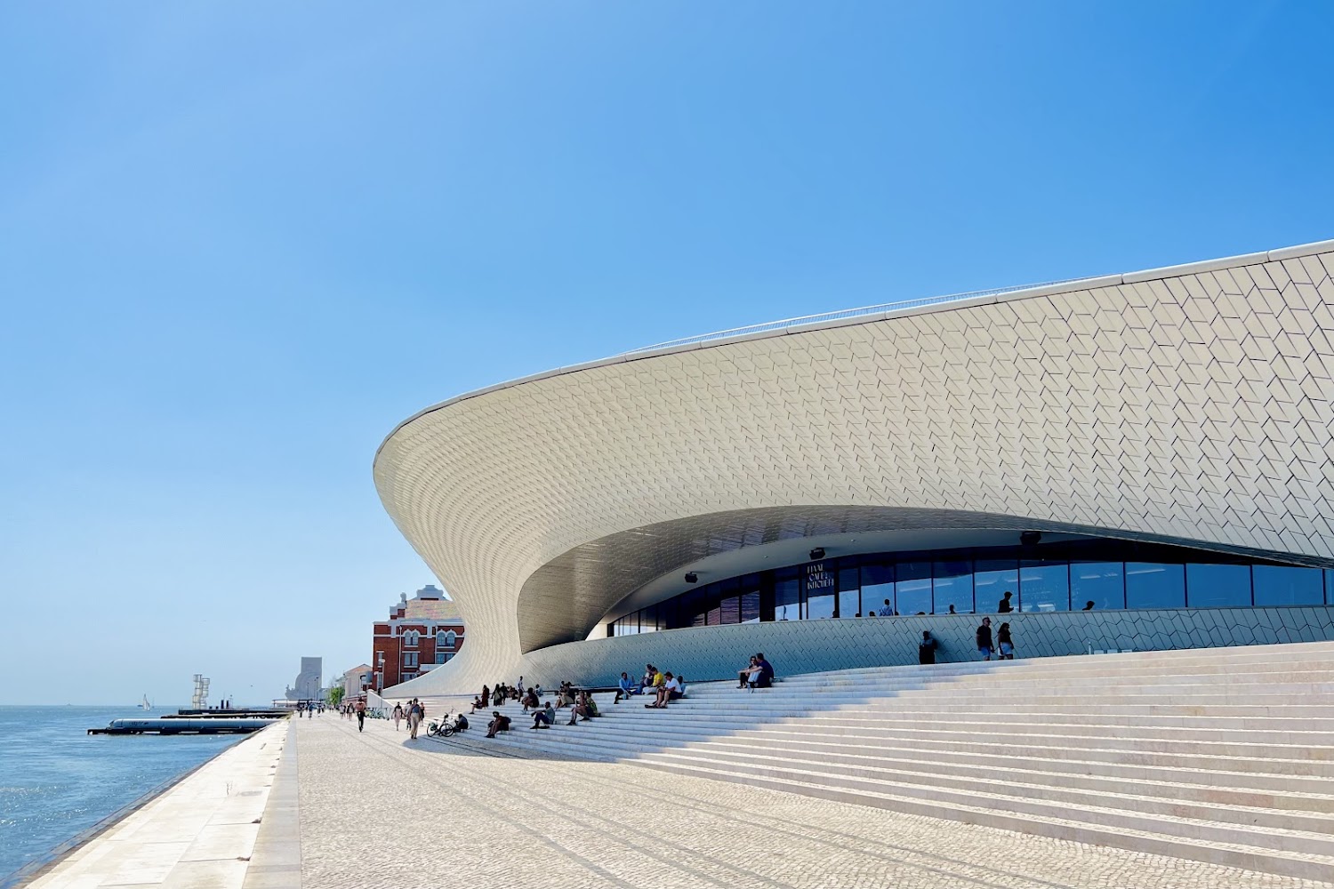 藝術建築和科技博物館階梯與河岸天空
