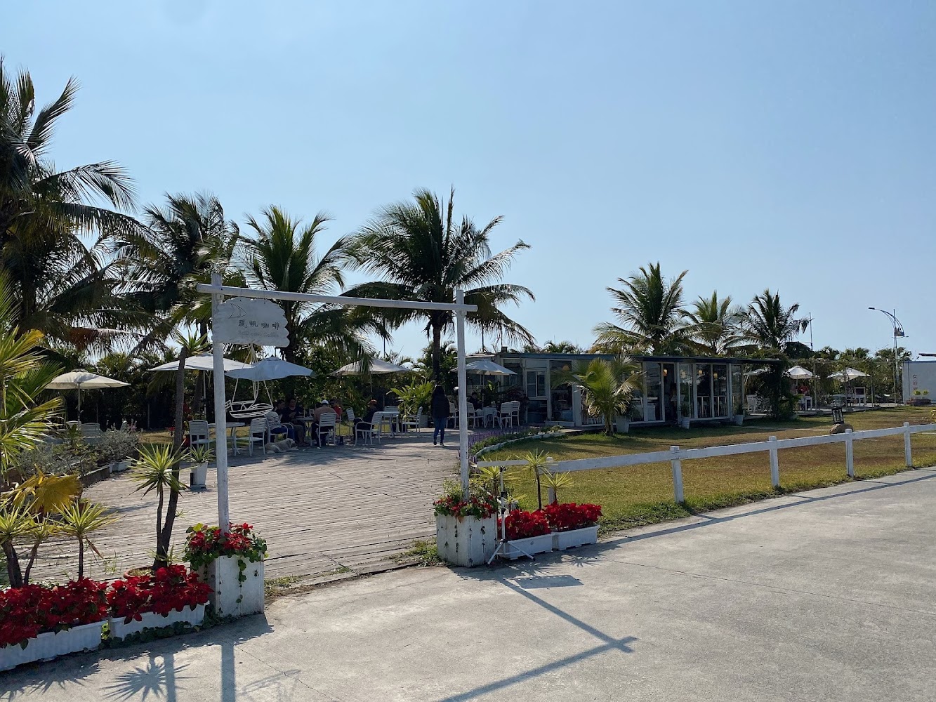 大鵬灣帆船基地周邊戶外咖啡廳與棕櫚樹景觀