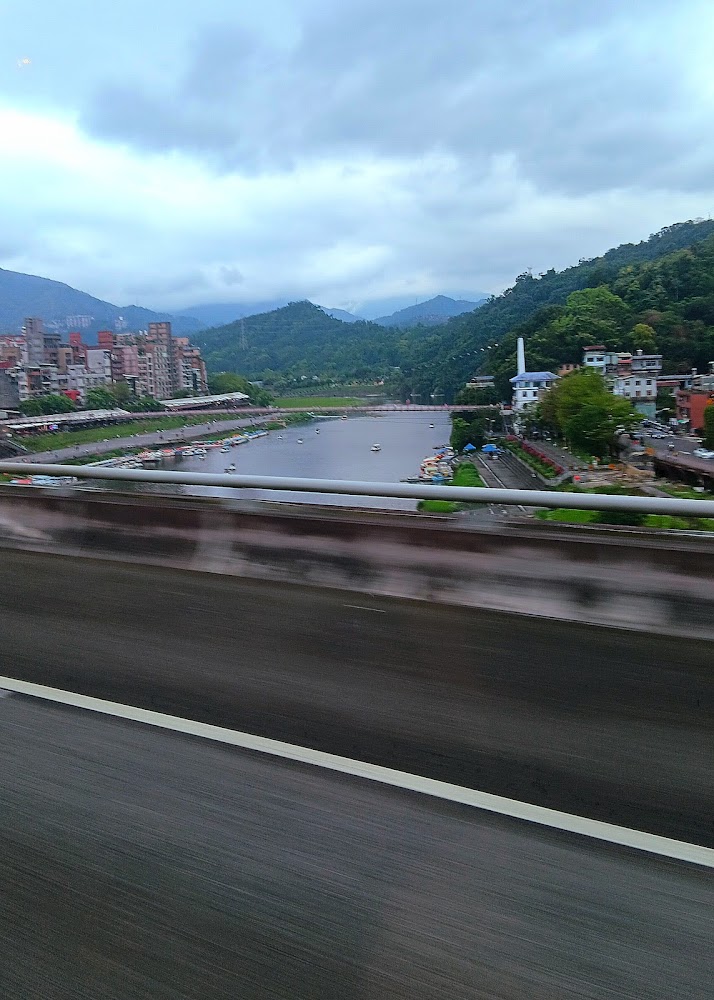 新店碧潭河流與山景視野