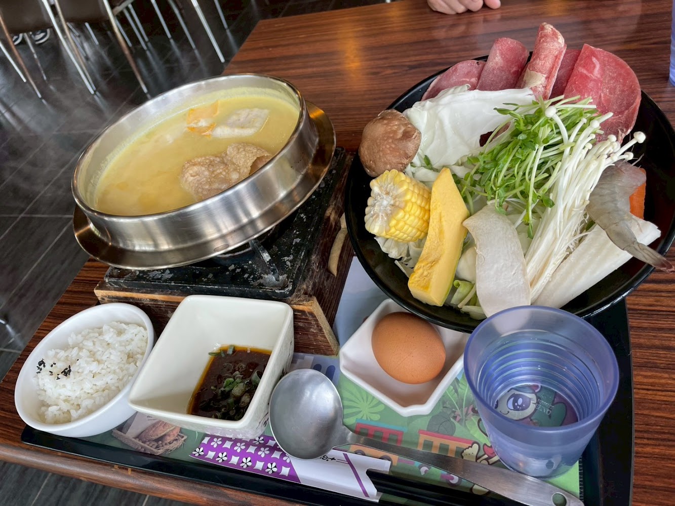 赤腳精靈景觀餐廳火鍋全套擺盤