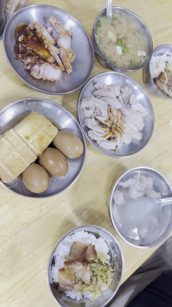 台式便當菜色包含炸豬排滷豆腐滷蛋與湯品