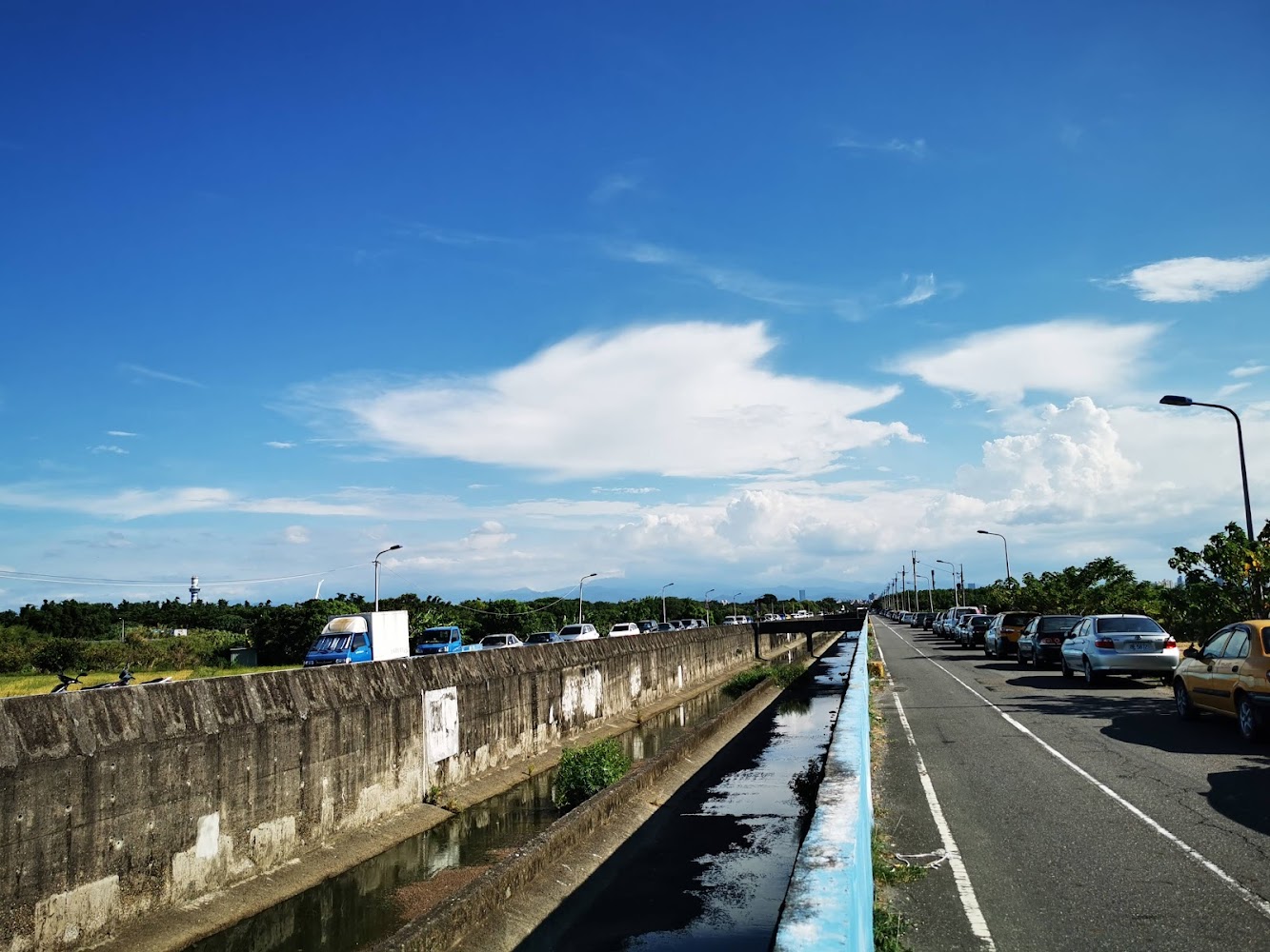 關渡道路寬闊晴朗的交通景象