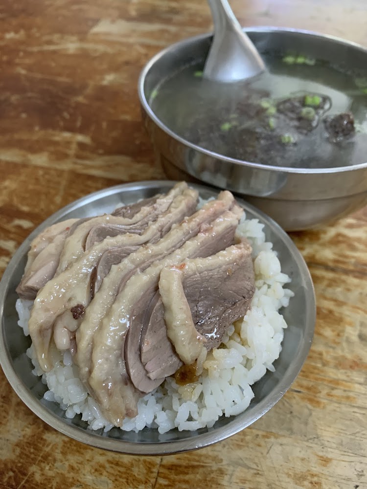 鴨肉飯搭配丸子湯