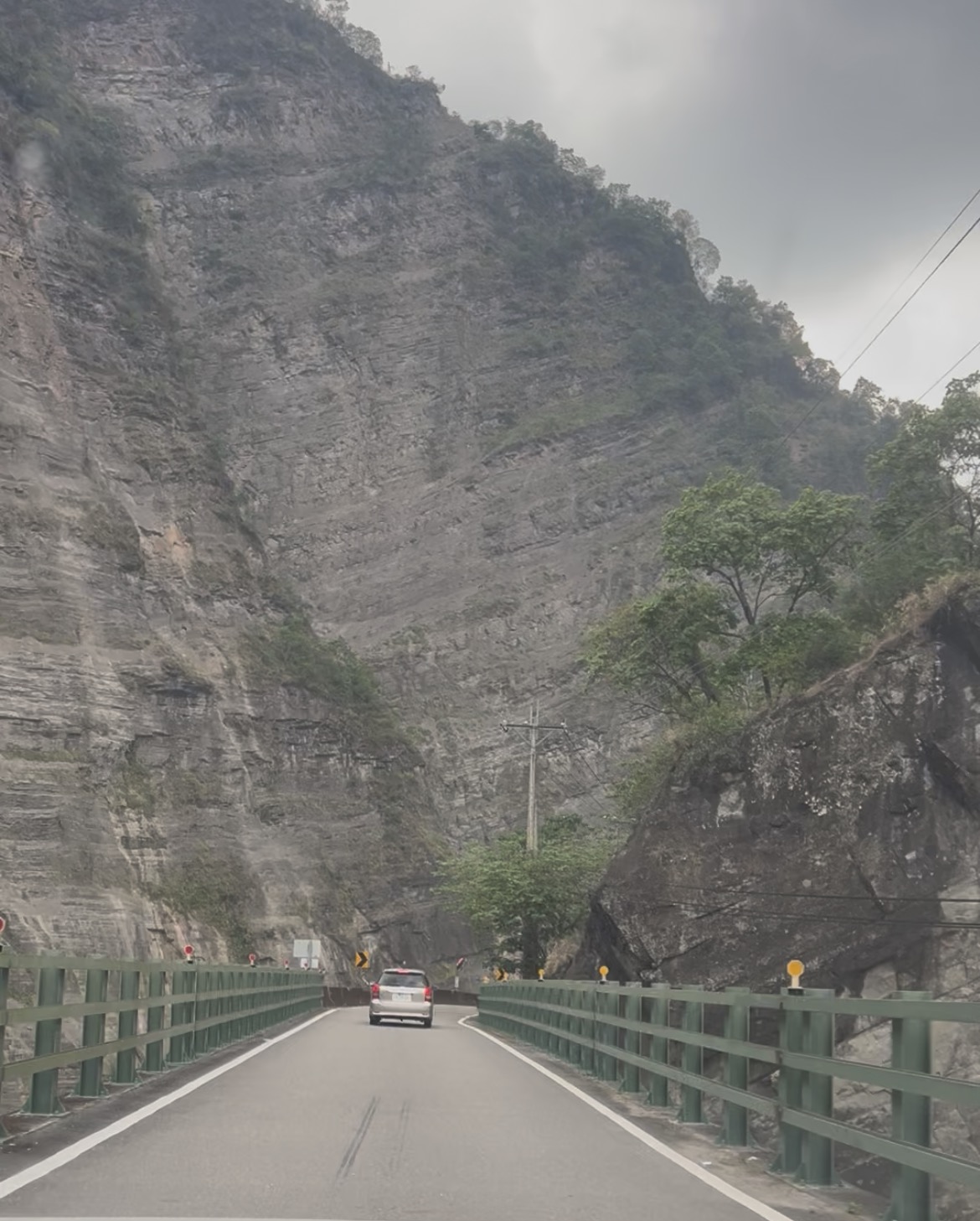 台29線沿途垂直岩壁地形，峽谷山路風景震撼