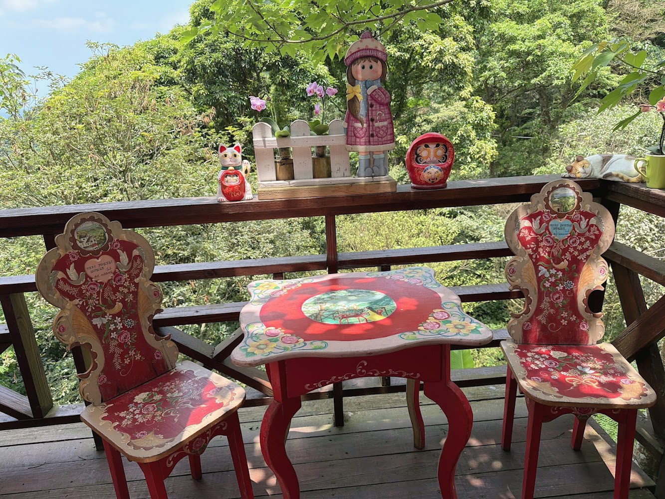 相遇森林屋紅色桌椅與森林陽台