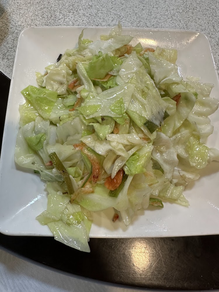 蝦米與蔥段拌炒高麗菜