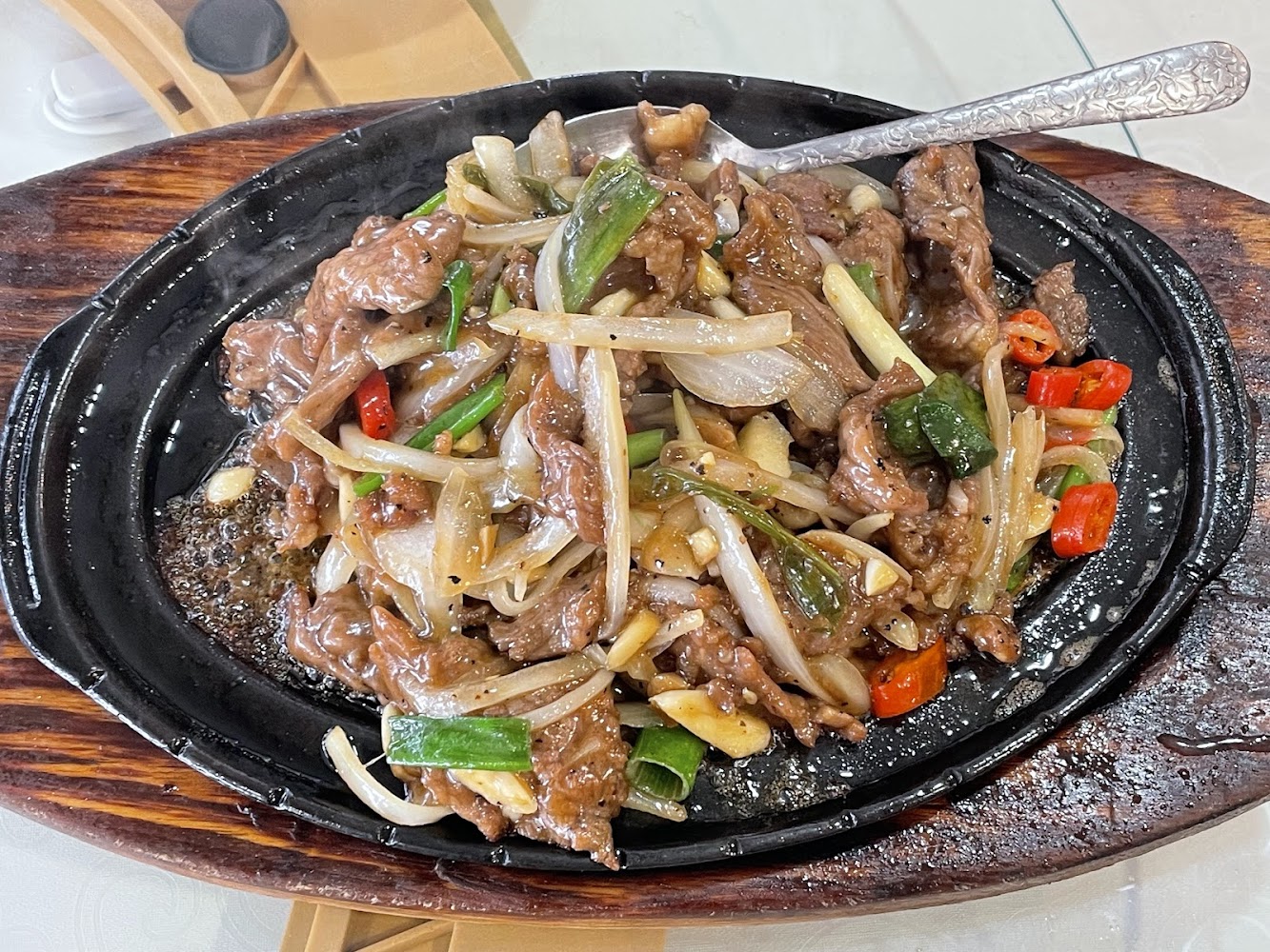 鐵板炒牛肉搭配洋蔥青蔥與辣椒