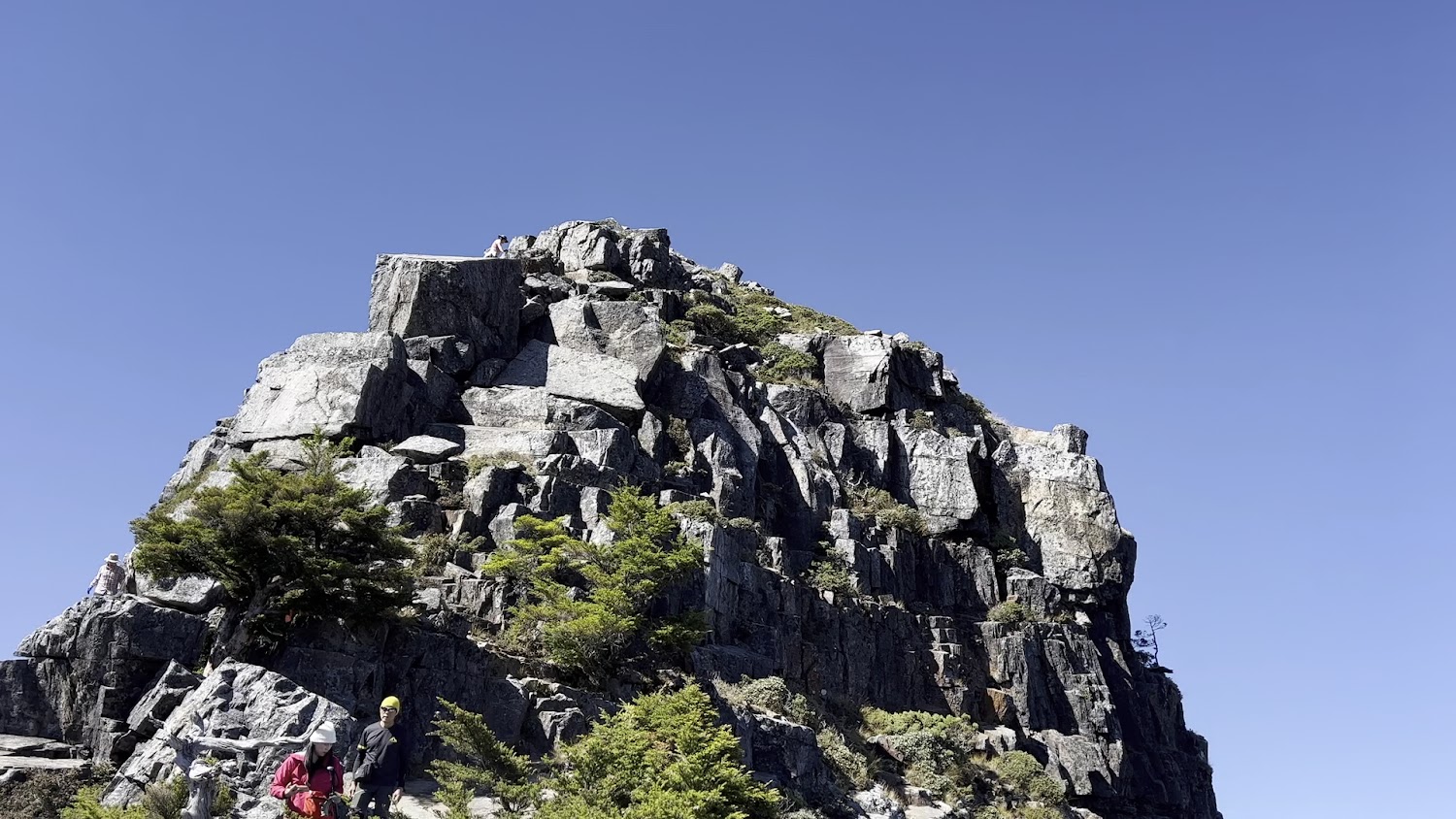 壯觀岩峰與登山者攀登畫面