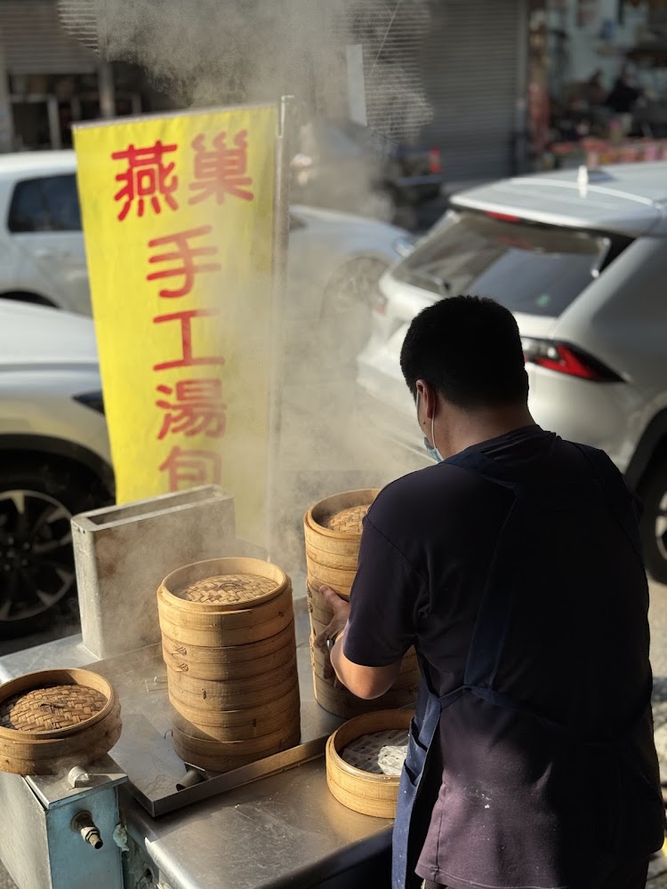 燕巢手工湯包黃色招牌與現場蒸籠作業