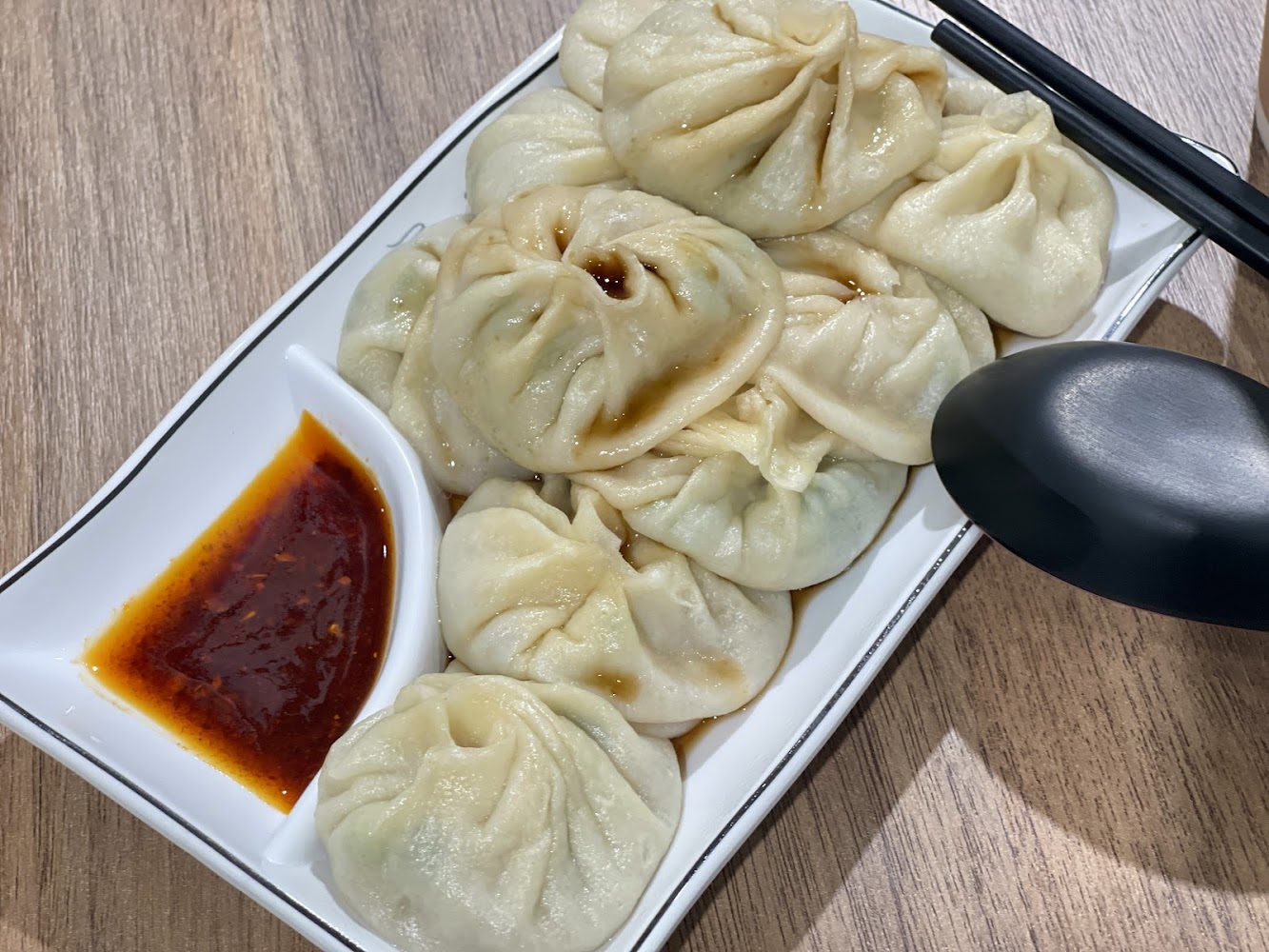 正好鮮肉小籠包搭配辣醬