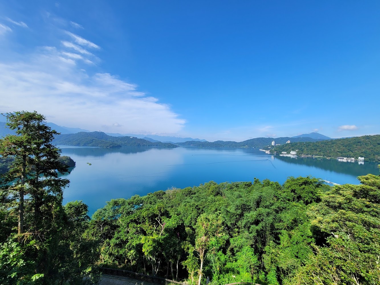 文武廟高處遠眺日月潭湖景與山林