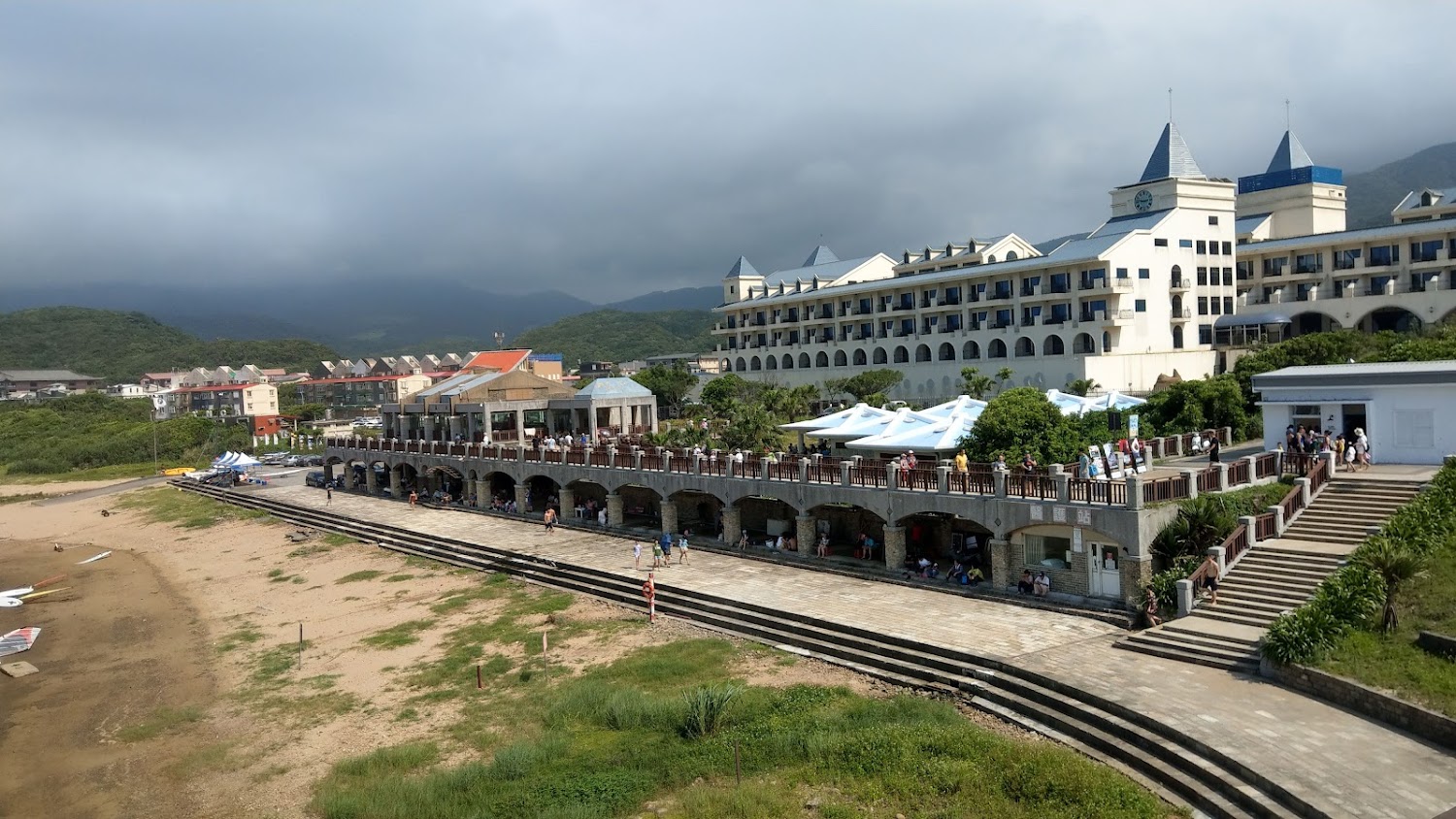福隆海水浴場旁歐式建築與海灘景觀