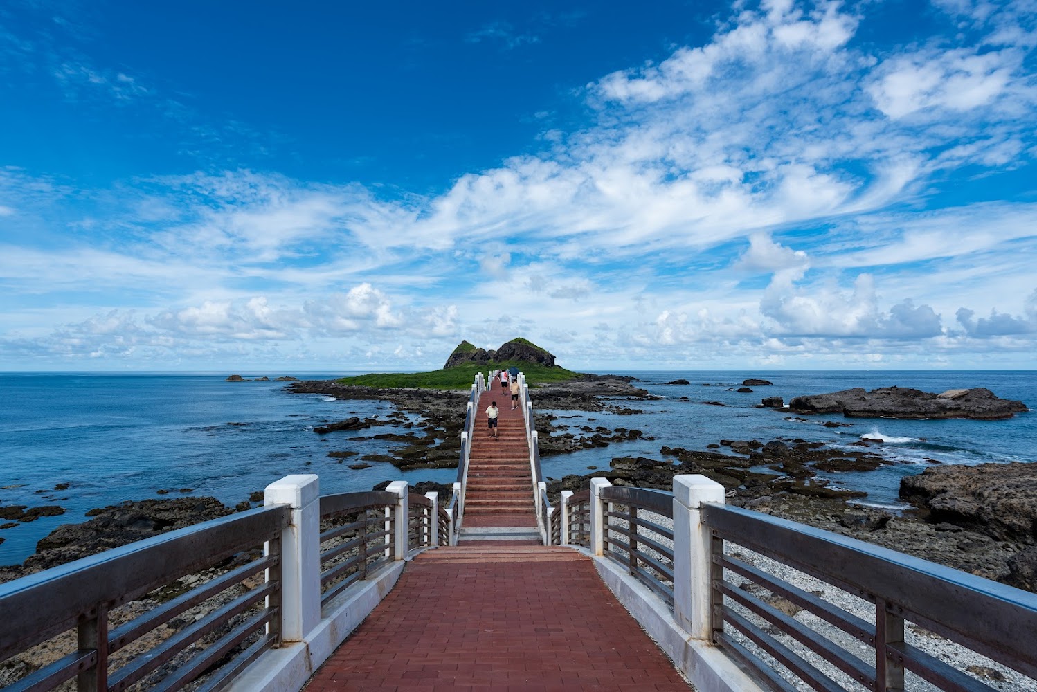 跨海步道橋連接陸地與小島遠景