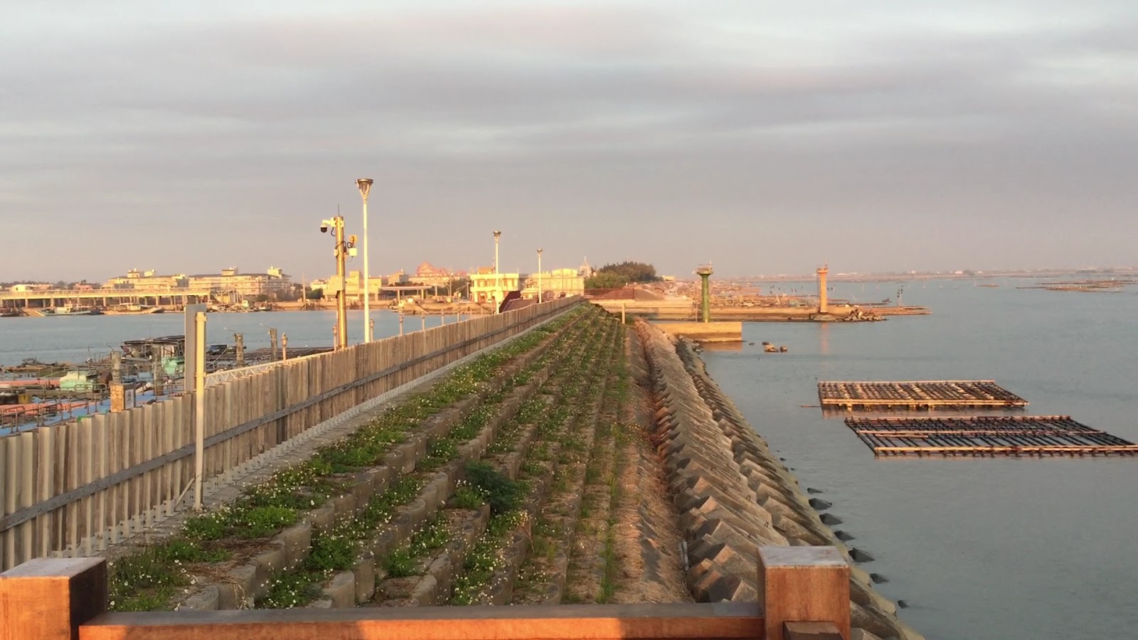 東石漁港長堤夕照蚵棚漁船景觀