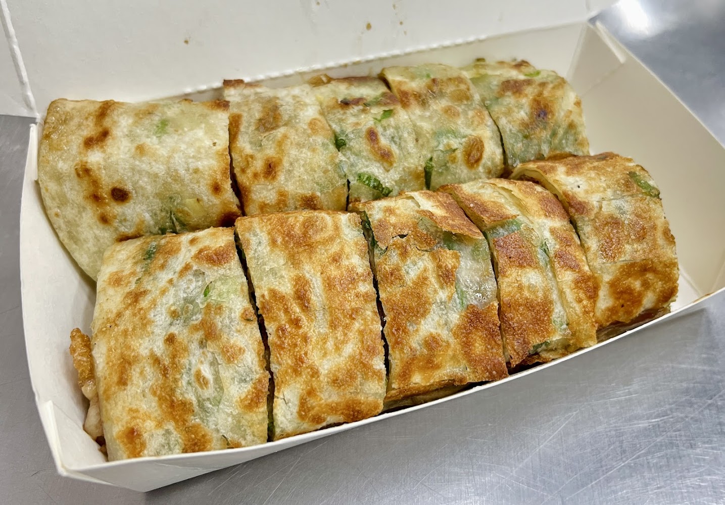 切塊後的金黃蔥油餅近拍