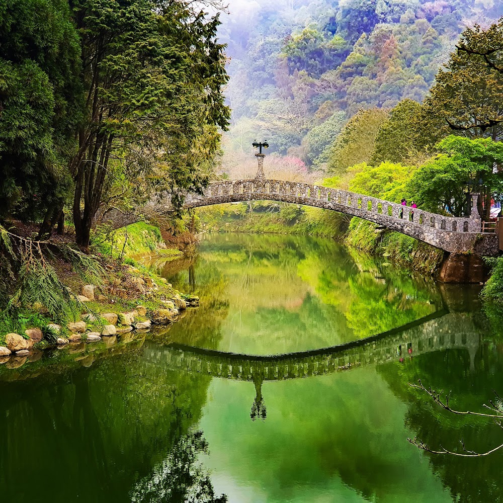石拱橋倒映在翠綠河流