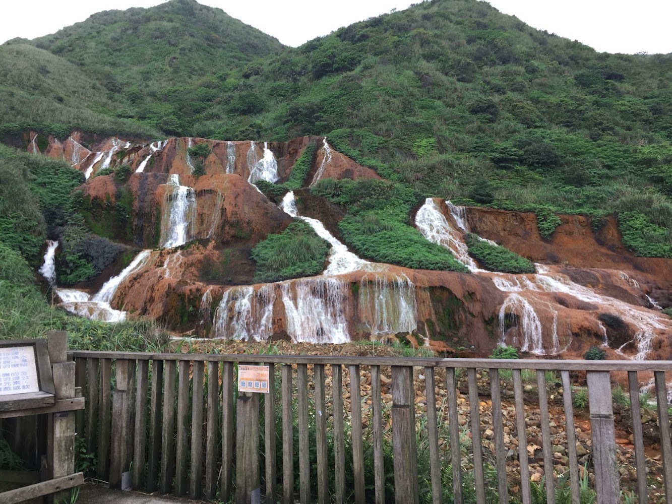 金黃色山丘與瀑布景觀