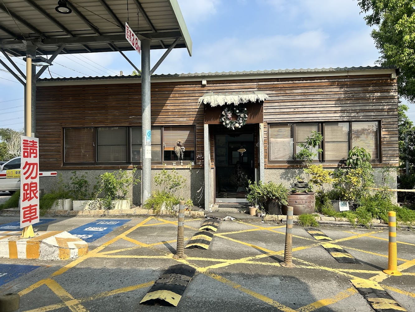 覓境咖啡屋外觀與植栽環境