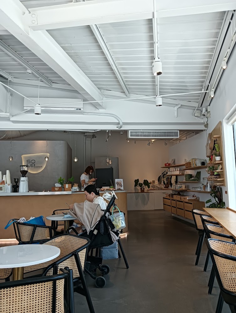 SO_UP輕食館店內白色天花板木質桌椅與櫃台