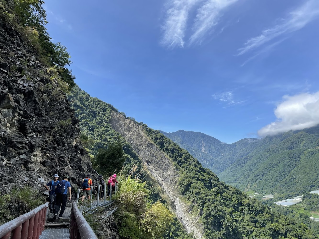山間步道左側岩壁右側綠色山谷