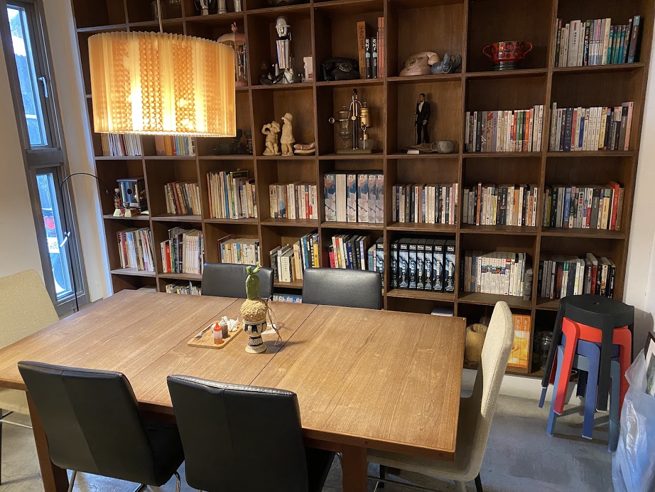 小曼咖啡店書架閱讀區