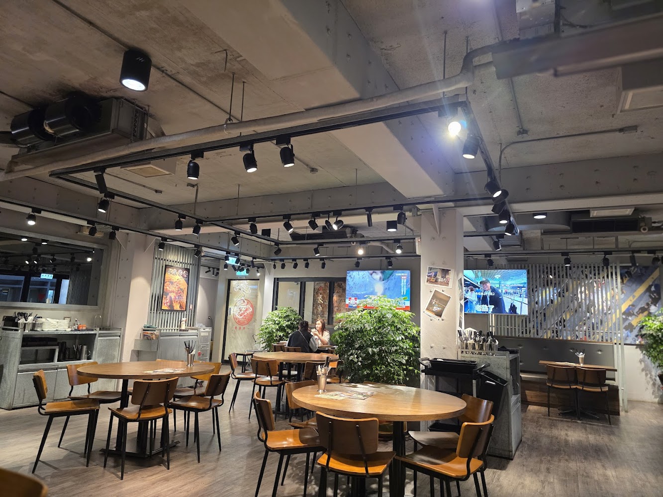 茗香園冰室室內空間寬敞明亮，適合多人聚餐