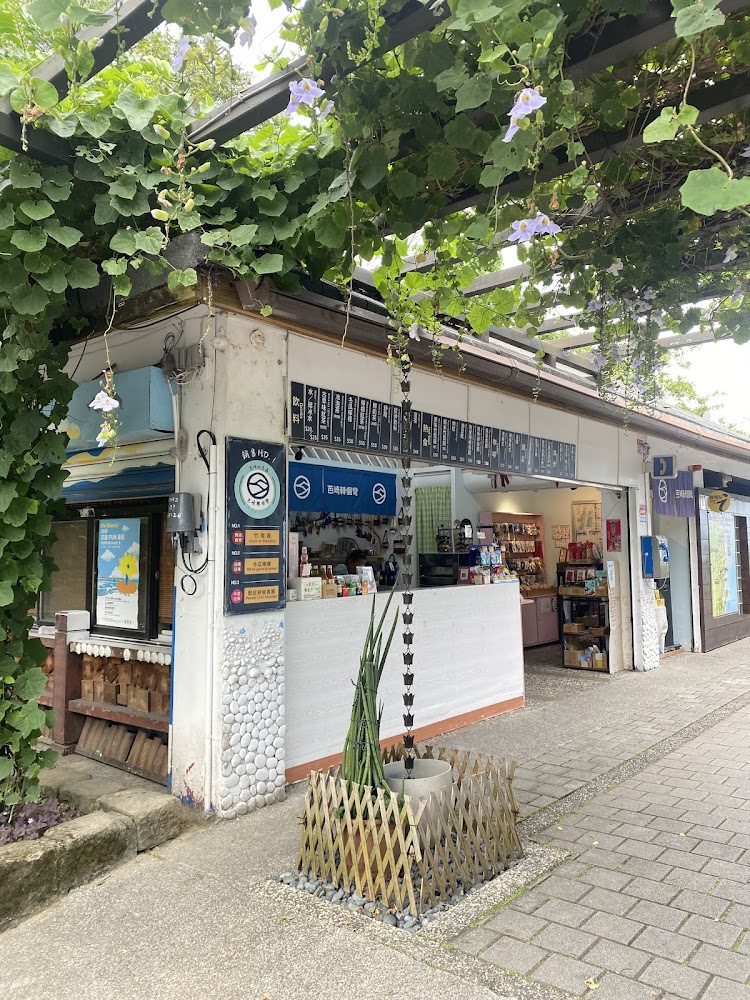 綠意與紫花包圍的小店