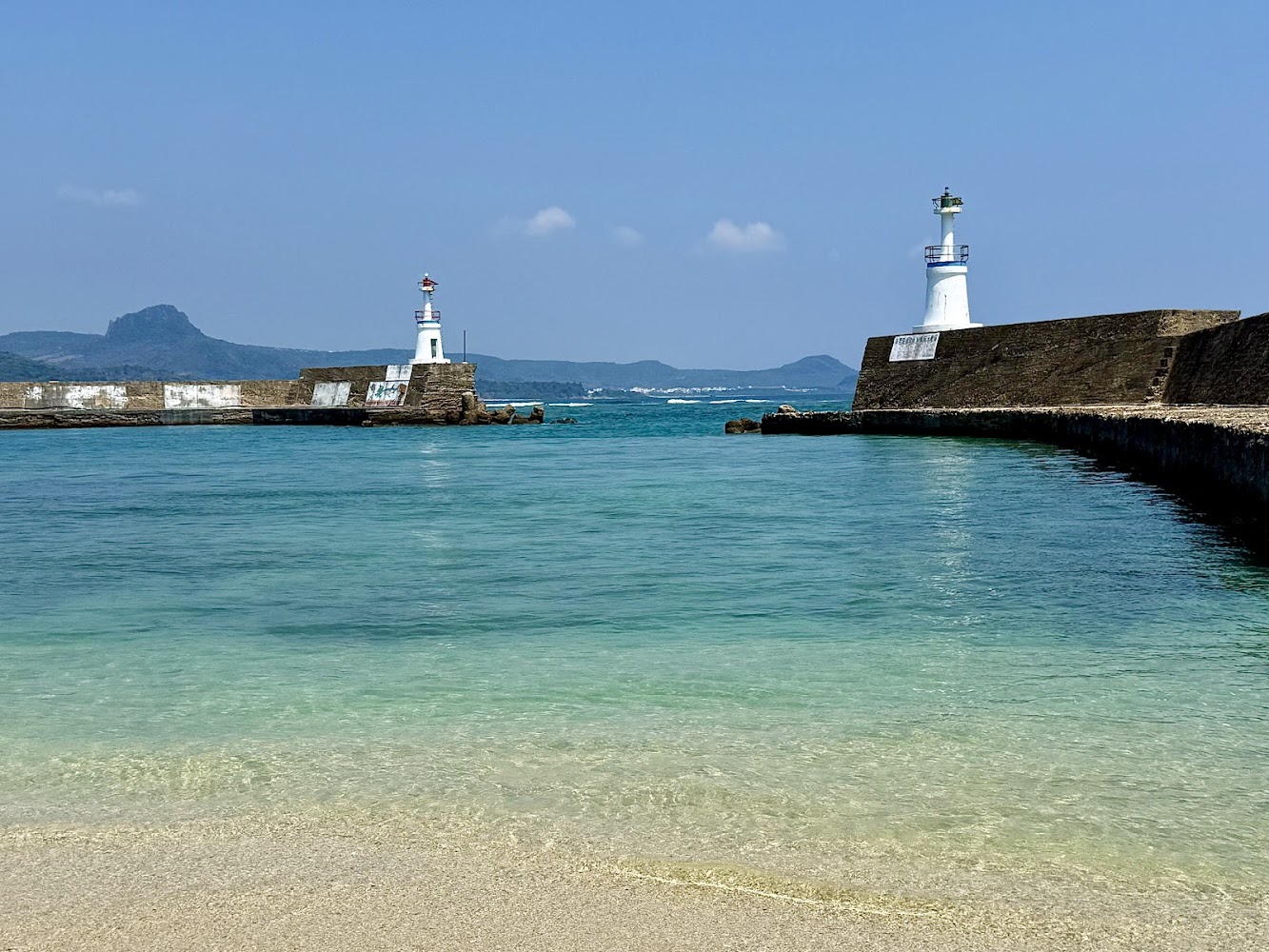 星砂灣清澈海水與雙燈塔遠景