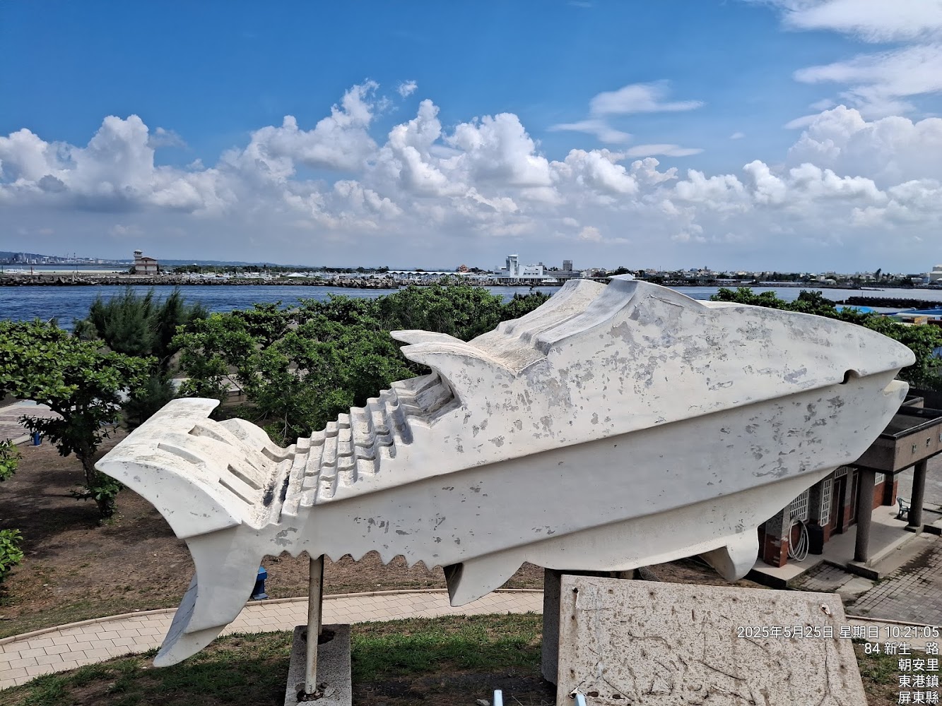 戶外公園旁大型白色魚形雕塑
