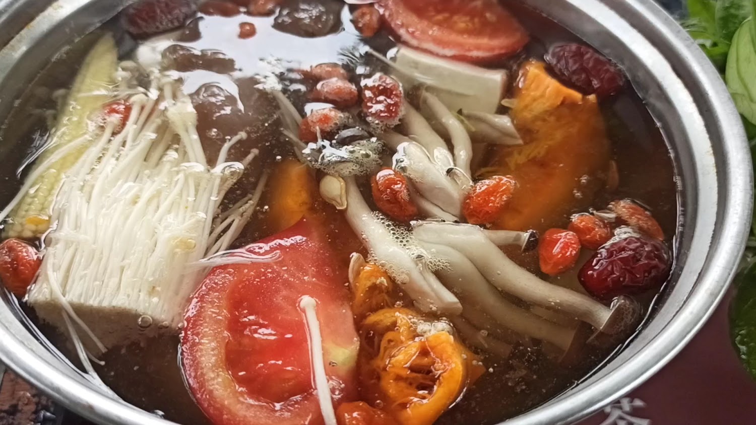 蔬菜豐富的火鍋鍋底