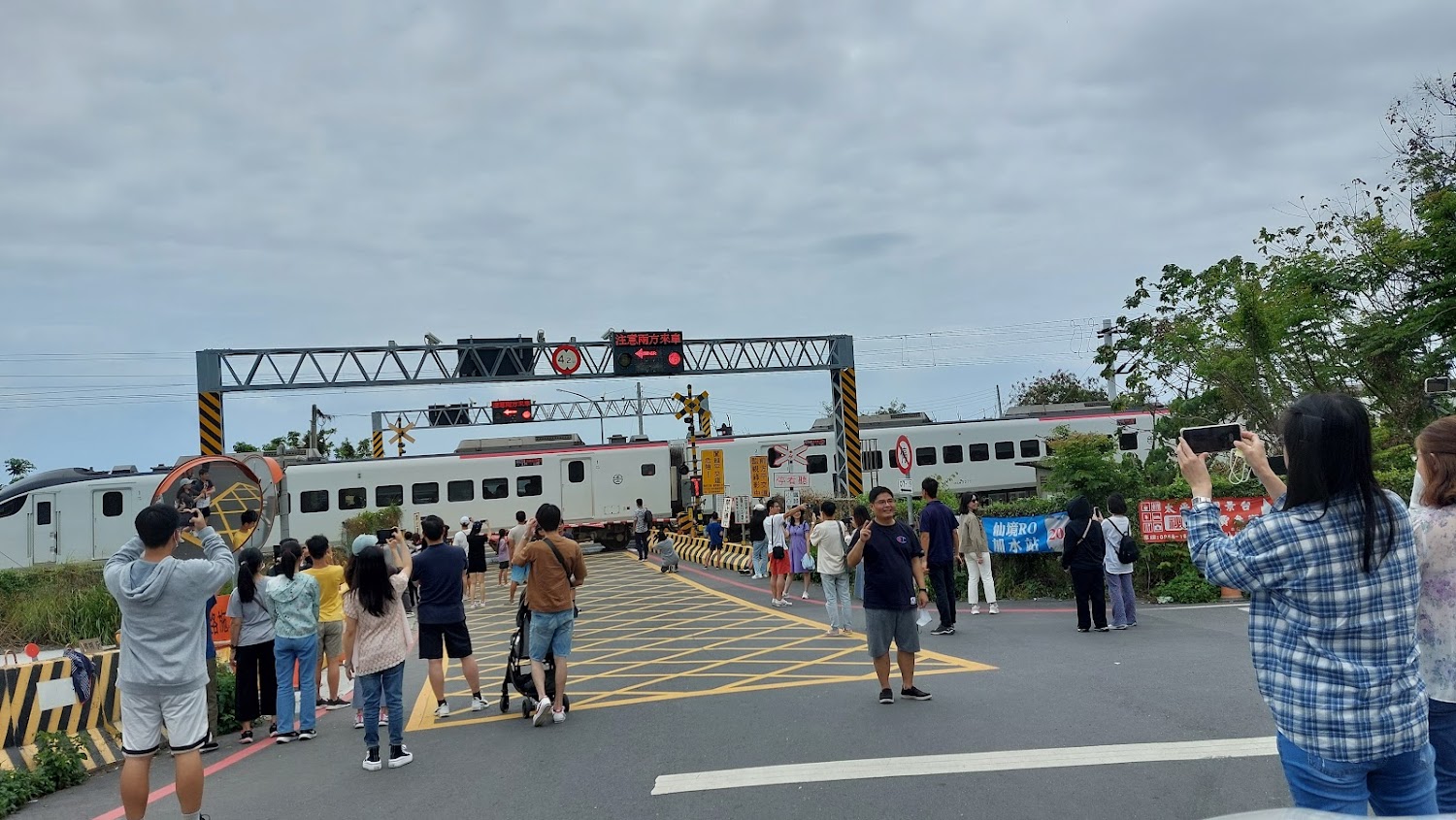 許多人在太麻里平交道旁等待火車拍照