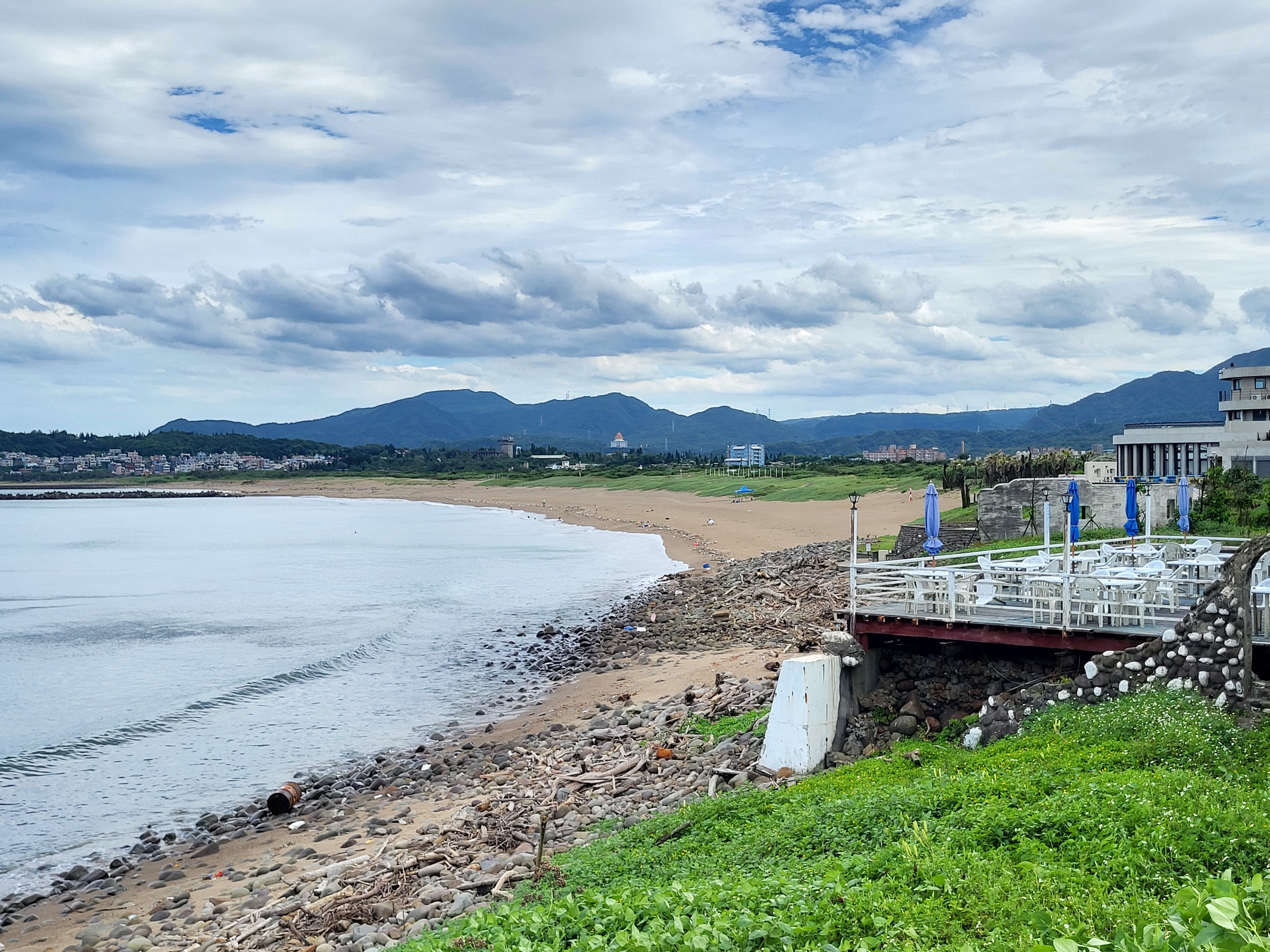 中角灣海灘與餐廳一角